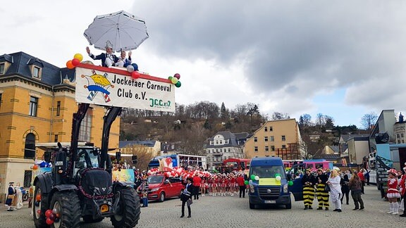 Traktor, der Prinzenpaar in Schaufel hochhebt