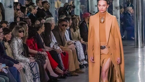 ein Model auf der Bühne