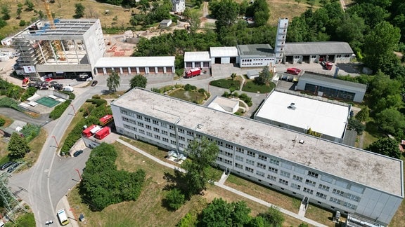 Der Rohbau der neuen Halle an der Landesfeuerwehr- und Katastrophenschutzschule Thüringen in Bad Köstritz. (Aufnahme mit einer Drohne)
