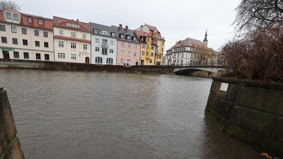 Hochwasser führt der Fluss Weiße Elster im Zentrum von Greiz.