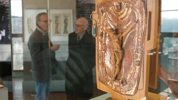 Zwei Besucher in einer Holzkunst-Ausstellung.