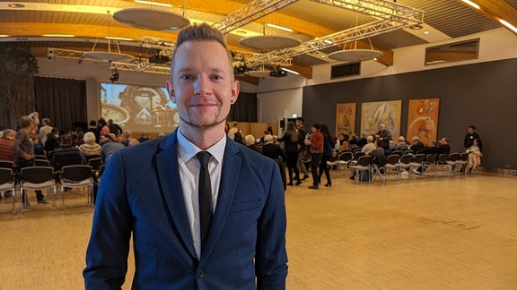Tim Reukauf, neuer Landesvorsitzender des Thüringer Lehrerverbandes, lächelt in die Kamera.