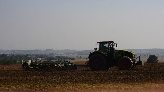 Ein Traktor auf einem Feld