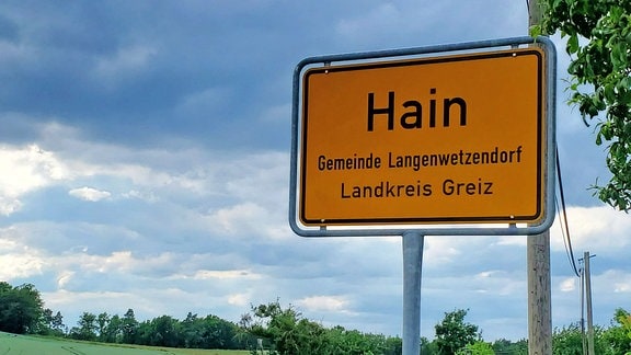Ortsschild des Ortsteils Hain im thüringischen Kreis Greiz.