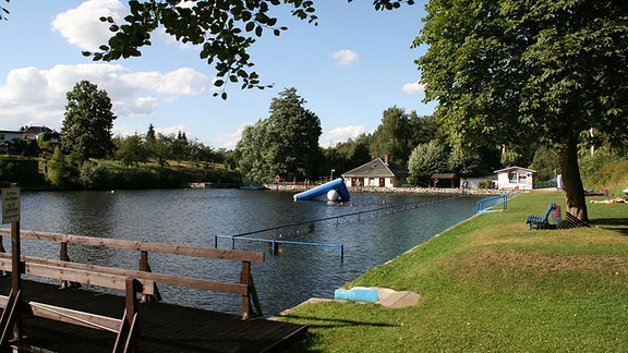 Wasserbecken und Badesteg im Naturbad Triebes.