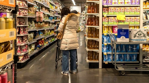 Frau beim Einkauf im Supermarkt