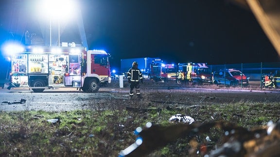 Feuerwehrautos an einer Unfallstelle.