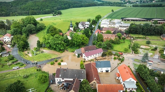 Blick aus der Vogelperspektive auf den Ort Hilbersdorf im Landkreis Greiz, der zu Teilen unter Wasser steht.