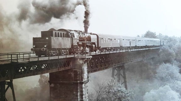 Historisches Bild: Zug fährt über Viadukt Weida