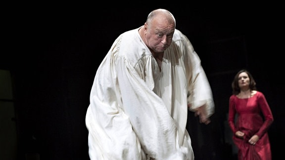 Thomas Thieme als Robert Guiskard in Robert Guiskard auf der Bühne, 2010