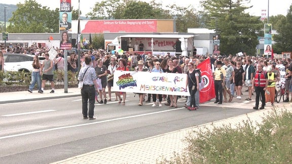 Demonstranten tragen ein Transparent auf dem steht "Omas gegen Rechte" und "Stabil für Menschenwürde".