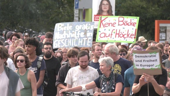 Demonstranten mit Plakaten. Auf einem steht "Keine Böcke auf Höcke"