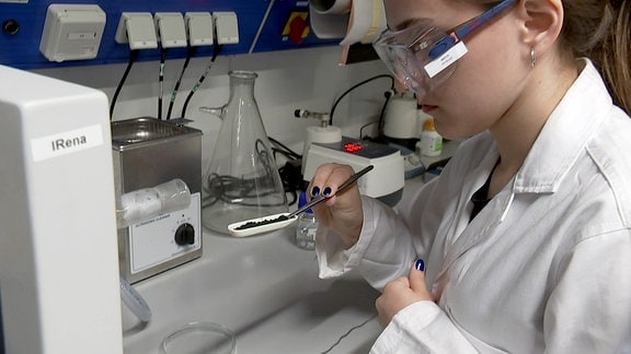 Eine Wissenschaftlerin verarbeitet Lingrin im Labor.