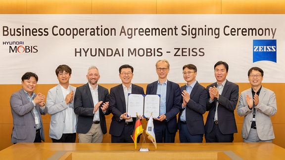 Verteter von Carl Zeiss und Hyundai Mobis bei der Unterzeichnung einer Kooperation