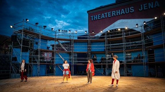 Schauspielerinnen auf einer Freilichtbühne des Theaterhauses Jena.