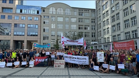 Mitarbeitende und Studierende der Universität Jena demonstrieren in der Innenstadt gegen die AfD.