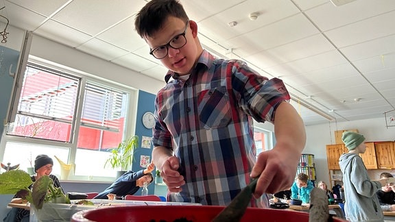 Ein Junge mit Down-Syndrom in einer Schule in Jena