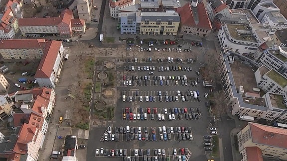 Der Eichplatz in Jena von oben, viele Autos stehen herum.
