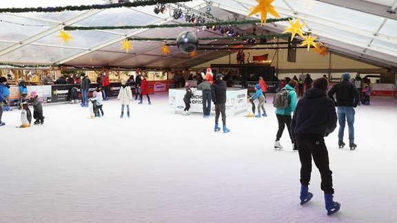 Besucher laufen in der Vimodrom Eiswelt auf Schlittschuhen. 