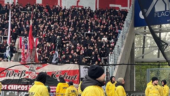 RWE-Ultras bemalen Gästeblock