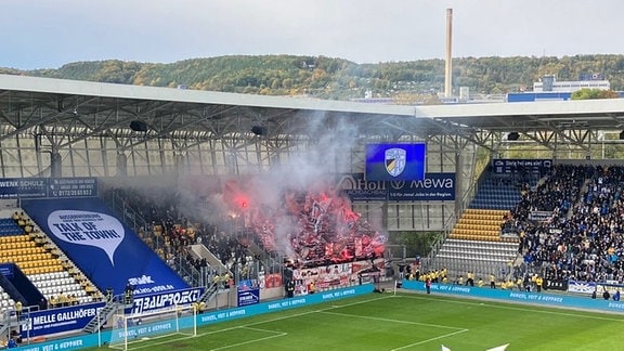 Fußballfans mit Pyrotechnik im Stadion