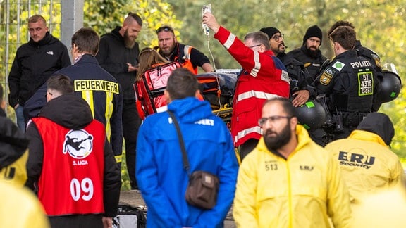 Notarzteinsatz nach dem Spiel. Ein Erfurter Fan war von einem Zaun des Gästeblocks zu Boden gestürzt und zog sich, nach Angaben der Polizei, dabei schwere Verletzungen zu.