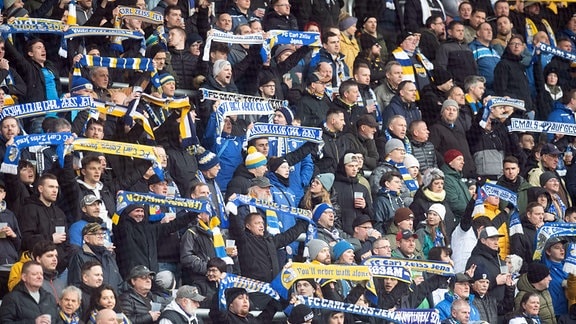 Fans des FC Carl Zeiss Jena zeigen ihre Fanschals in der Fankurve Ernst Abbe Sportfeld