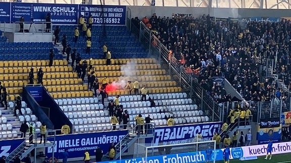 In einem Fussballstadion wird Pyro-Technik gezündet.