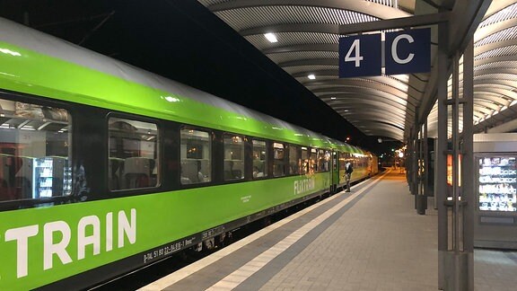 Flixtrain hält am Bahnhof
