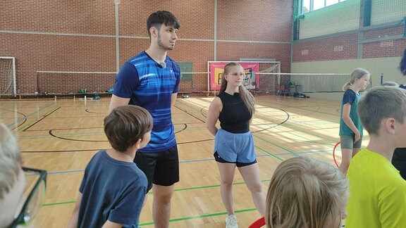 FSJ Badminton: Doro und Moritz mit Schülern in der Turnhalle