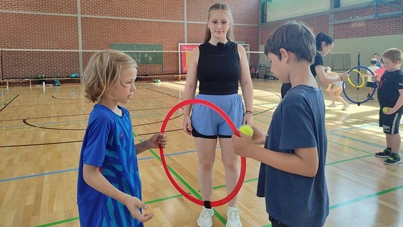 FSJ Badminton: Doro mit Schülern