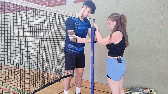 FSJ Badminton: Doro und Moritz hängen ein Badminton-Netz auf