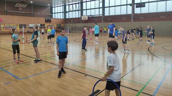 FSJ Badminton: Schüler beim Training in der Turnahalle