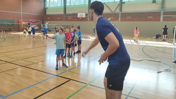 FSJ Badminton: Moritz beim Training mit Schülern