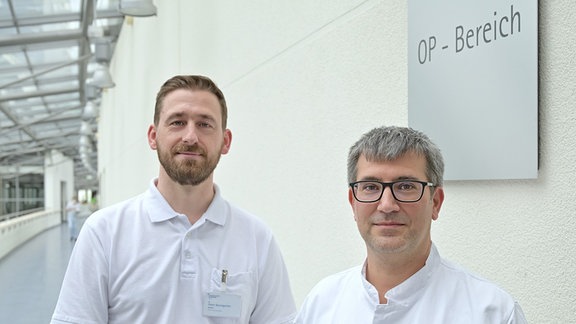 Dr. Peter Baumgarten (li.) und Prof. Dr. Christian Senft vor dem OP der Uniklinik Jena