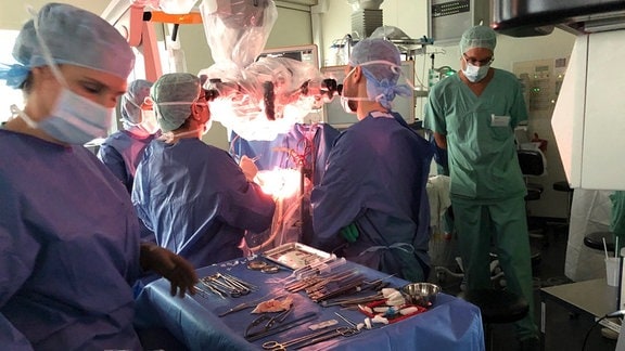 Operation in der Neurochirurgie an der Uniklinik Jena