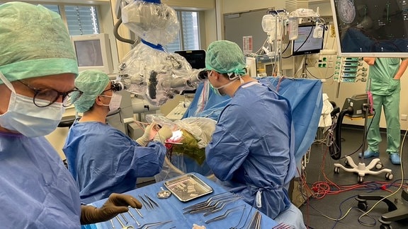 Operation in der Neurochirurgie an der Uniklinik Jena