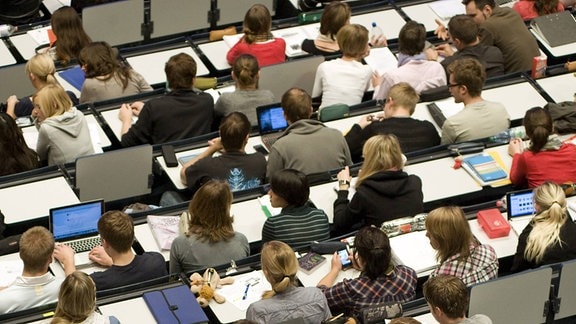 Studenten sitzen im Hörsaal 1 der Friedrich Schiller Universität in Jena
