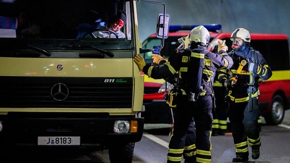 In einem Stauszenario suchen Feuerwehrleute Personen und verbringen diese in die Nachbarröhre.