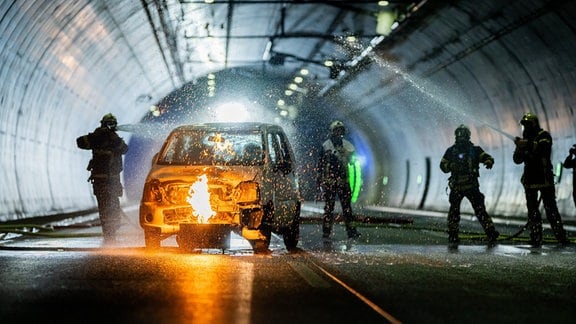 In einem Einsatzszenario steht ein PKW im Tunnel in Flammen.