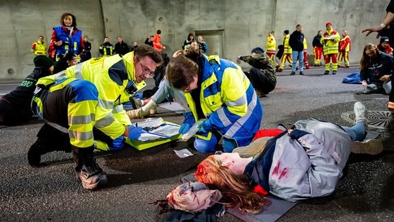 Im Einsatzszenario „Sichtung” stufen Einsatzkräfte der Rettungsdienste Verletzte nach deren Behandlungspriorität ein. 