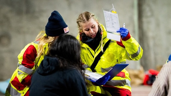 Im Einsatzszenario „Sichtung” stufen Einsatzkräfte der Rettungsdienste Verletzte nach deren Behandlungspriorität ein. 