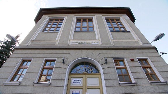 Die Hauptfassade der ehemaligen Hautklinik in Jena