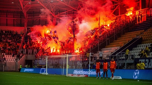 yrotechnik gezündet im Block der Jenaer Südkurve Ultras