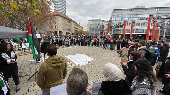 Nahost-Konflikt: 170 Menschen Bei Pro-palästinensischer Mahnwache In ...