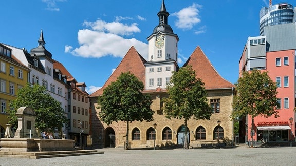 Historisches Rathaus am Markt in Jena mit Bismarck-Brunnen.