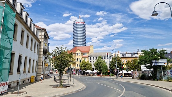 Blick auf die Kreuzung Schillerstraße / Engelplatz in Jena, im Hintergrund steht das Hochhaus "Jentower"