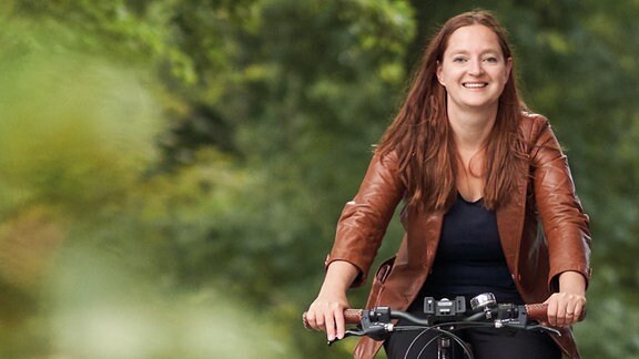 Kathleen Lützkendorf fährt auf einem Fahrrad