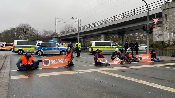 Klimaaktivisten blockieren eine der Hauptverkehrsstraßen in Jena