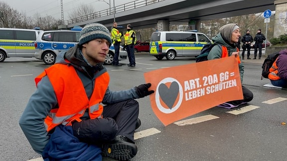 Klimaaktivisten blockieren eine der Hauptverkehrsstraßen in Jena